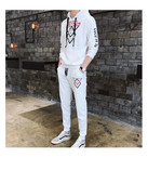 Férfi sportkészlet fekete-fehér applikációkkal