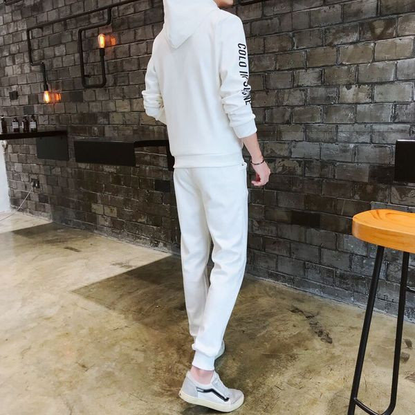 Férfi sportkészlet fekete-fehér applikációkkal