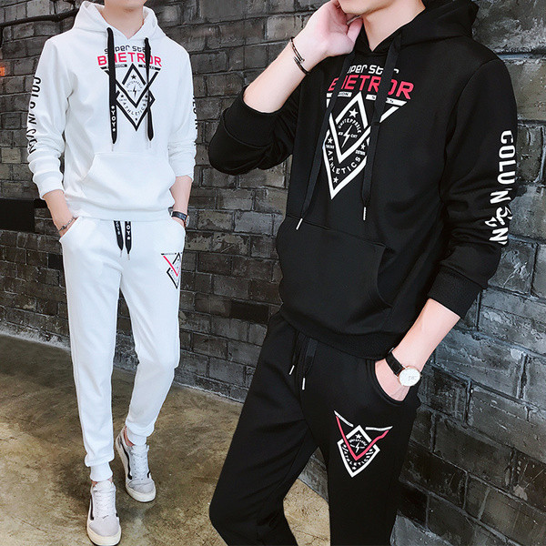 Férfi sportkészlet fekete-fehér applikációkkal