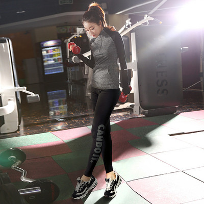 Μοντέρνο γυναικείο αθλητικό σετ σε δύο μέρη