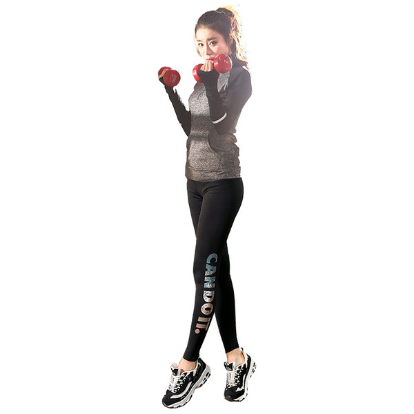 Μοντέρνο γυναικείο αθλητικό σετ σε δύο μέρη