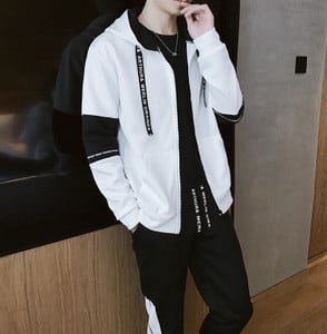 Αθλητικό ανδρικό σετ με επιγραφές σε λευκό και μαύρο χρώμα