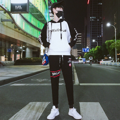 Αθλητικό ανδρικό σετ με επιγραφές σε διάφορα χρώματα