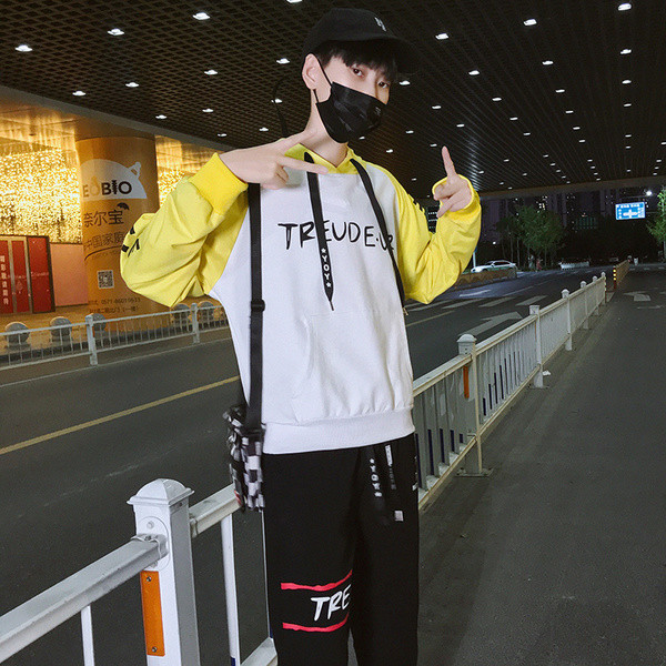 Αθλητικό ανδρικό σετ με επιγραφές σε διάφορα χρώματα