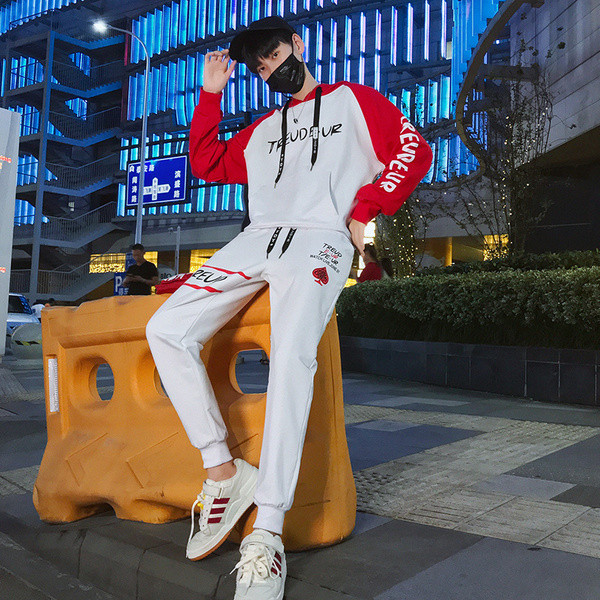 Αθλητικό ανδρικό σετ με επιγραφές σε διάφορα χρώματα