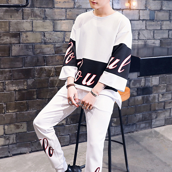 Férfi sport szett 3/4-es ujjal, fehér és fekete feliratokkal