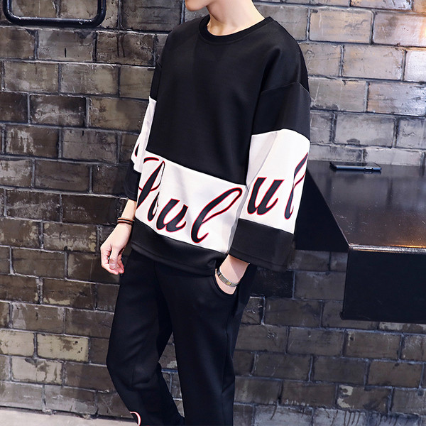 Férfi sport szett 3/4-es ujjal, fehér és fekete feliratokkal