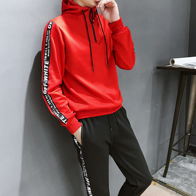 Férfi sportcsapat három színben felirattal