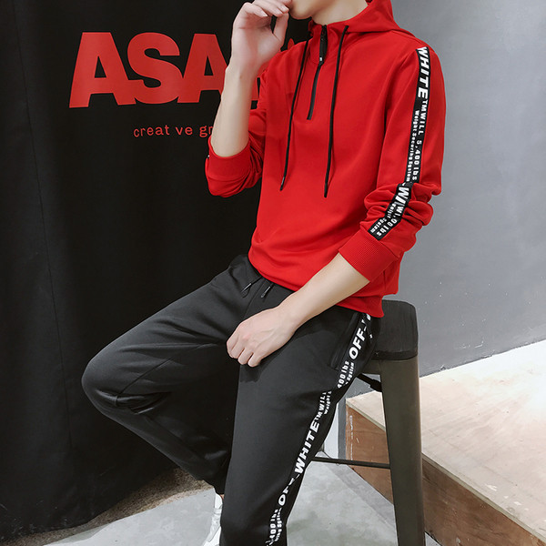 Férfi sportcsapat három színben felirattal