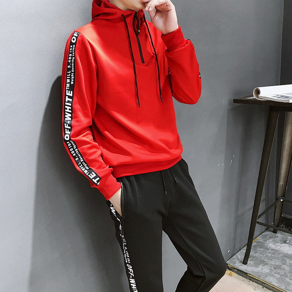 Férfi sportcsapat három színben felirattal