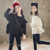 Μοντέρνα παιδική μπλούζα για κορίτσια με μπούκλες σε λευκό και μαύρο χρώμα