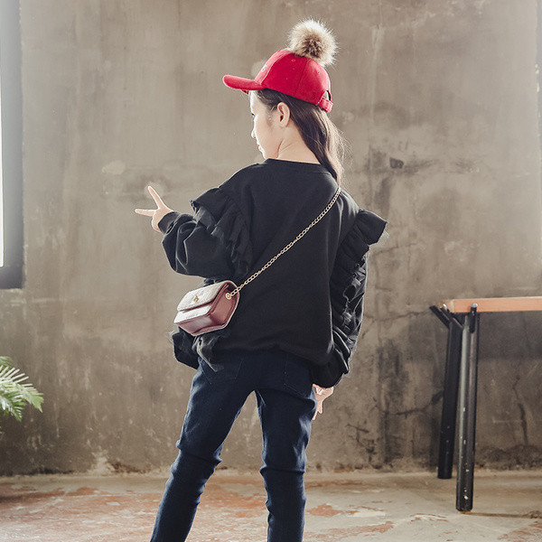 Μοντέρνα παιδική μπλούζα για κορίτσια με μπούκλες σε λευκό και μαύρο χρώμα