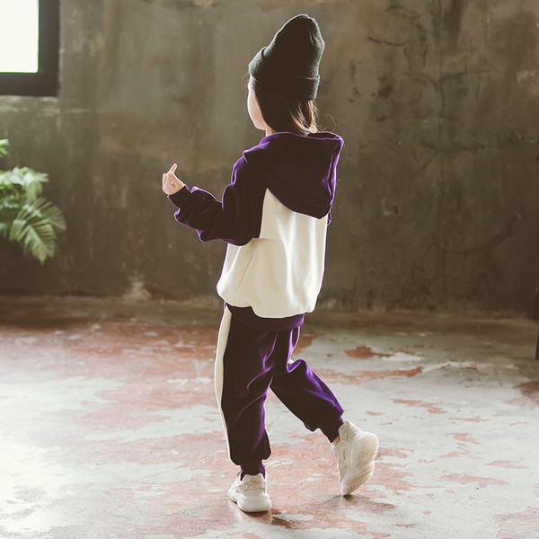 Καθημερινό παιδικό σετ με χρωματιστά κεντήματα σε δύο χρώματα