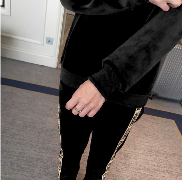 Női sport szett kapucnival két színben