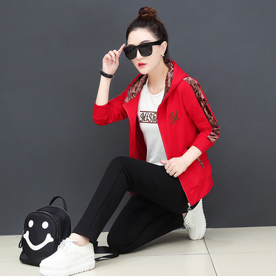 Κομψό γυναικείο σετ σε τρία μέρη σε διάφορα χρώματα