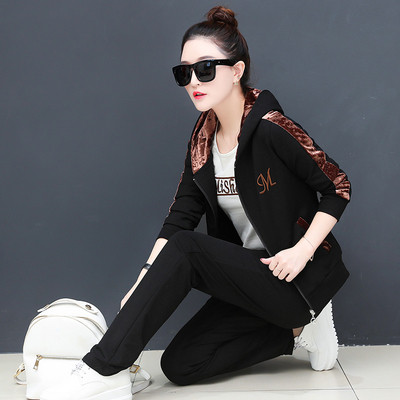 Κομψό γυναικείο σετ σε τρία μέρη σε διάφορα χρώματα