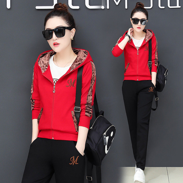 Κομψό γυναικείο σετ σε τρία μέρη σε διάφορα χρώματα