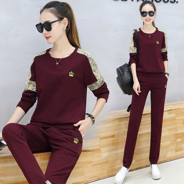 Γυναικεία αθλητική φόρμα σε διάφορα χρώματα