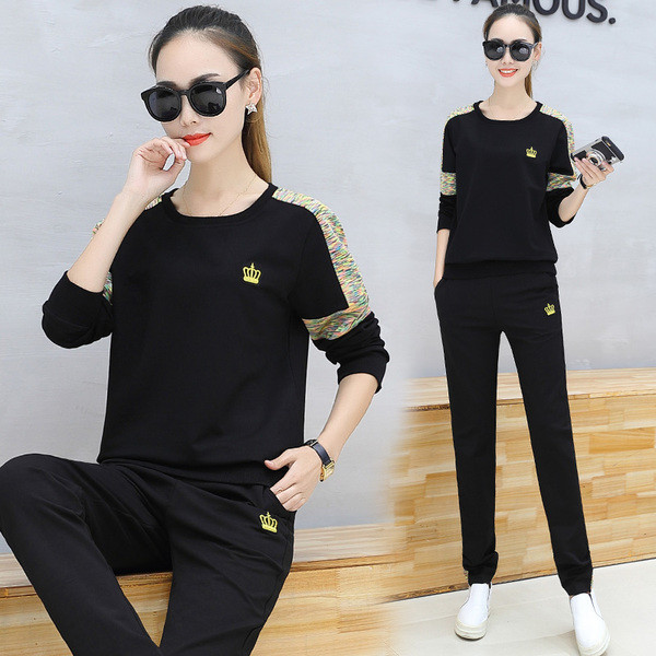 Γυναικεία αθλητική φόρμα σε διάφορα χρώματα