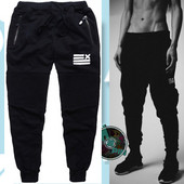 Αθλητικά ανδρικά εσώρουχα σε σκούρο χρώμα με εφαρμογές