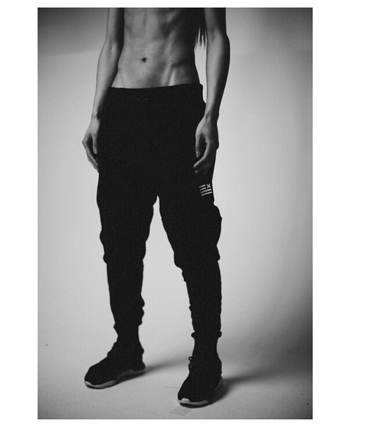 Αθλητικά ανδρικά εσώρουχα σε σκούρο χρώμα με εφαρμογές