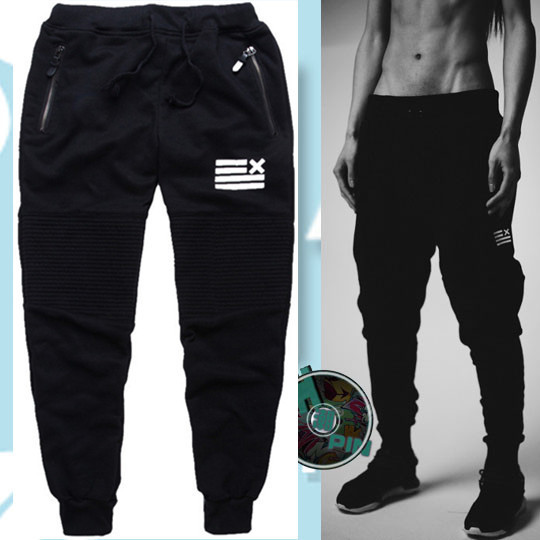 Αθλητικά ανδρικά εσώρουχα σε σκούρο χρώμα με εφαρμογές