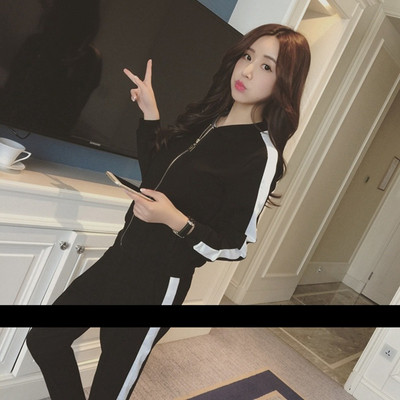 Γυναικεία αθλητικά σύνολα δύο μερών σε λευκό και μαύρο χρώμα