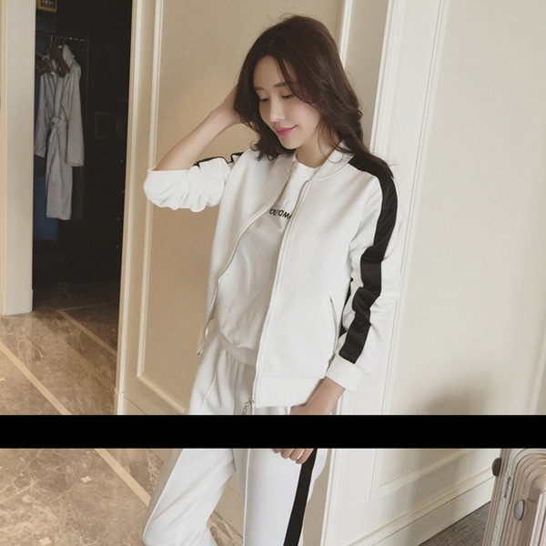 Γυναικεία αθλητικά σύνολα δύο μερών σε λευκό και μαύρο χρώμα