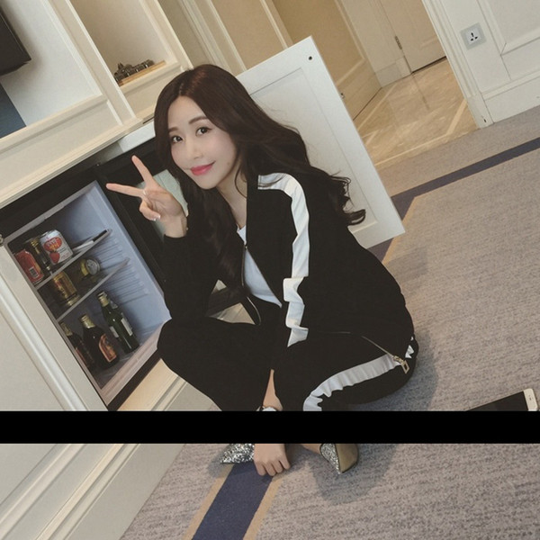 Γυναικεία αθλητικά σύνολα δύο μερών σε λευκό και μαύρο χρώμα