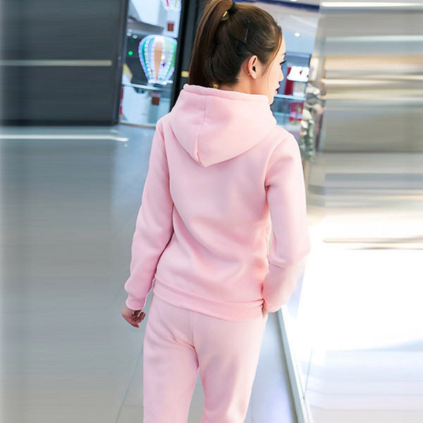 Αθλητική μοντέρνα γυναικεία φόρμα σε τρία χρώματα