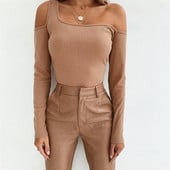 Modern női blúz rövid modell, két színben nyitott váll