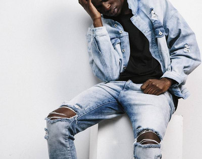 Μοντέρνα ανδρικά  τζιν με σκισμένα μοτίβα σε διάφορα χρώματα