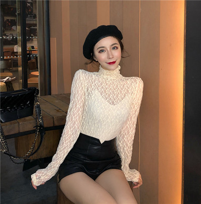 Κομψή γυναικεία μπλούζα με άσπρο και μαύρο χρώμα