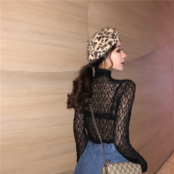 Κομψή γυναικεία μπλούζα με άσπρο και μαύρο χρώμα