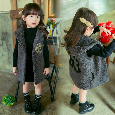 Актуален детски  пухен елек за момичета с качулка в сив цвят 