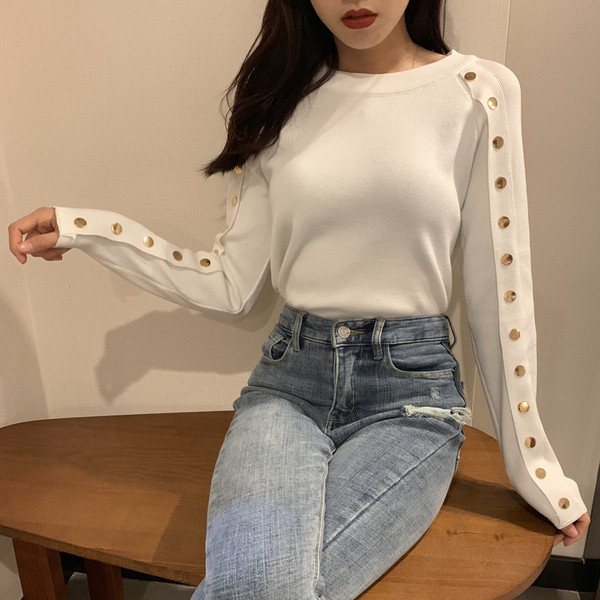 Καθημερινή γυναικεία μπλούζα με μεταλλική διακόσμηση