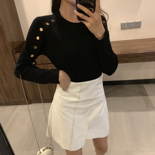 Καθημερινή γυναικεία μπλούζα με μεταλλική διακόσμηση