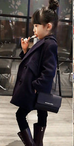 Κομψό παιδικό παλτό με ντεκολτέ σε σχήμα V σε κόκκινο και μπλε χρώμα