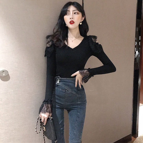 Γυναικεία μπλούζα με μανίκια δαντέλα σε μαύρο και άσπρο χρώμα