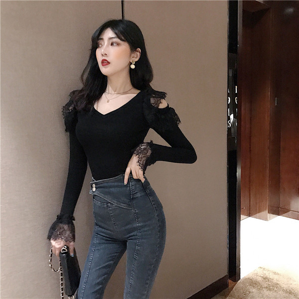 Γυναικεία μπλούζα με μανίκια δαντέλα σε μαύρο και άσπρο χρώμα