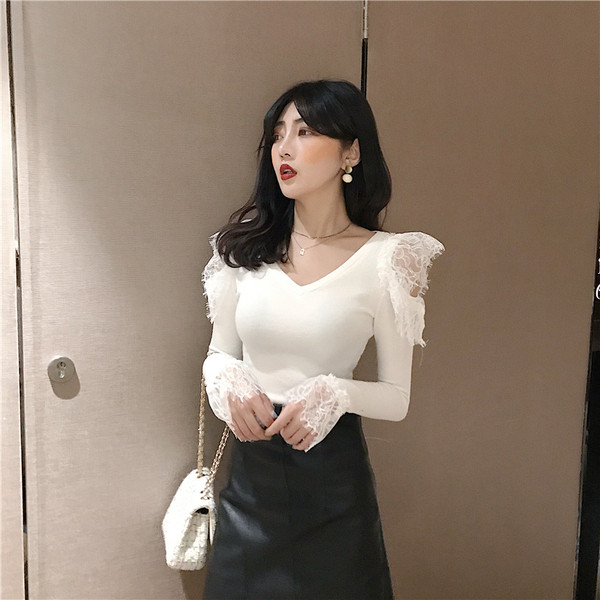 Γυναικεία μπλούζα με μανίκια δαντέλα σε μαύρο και άσπρο χρώμα