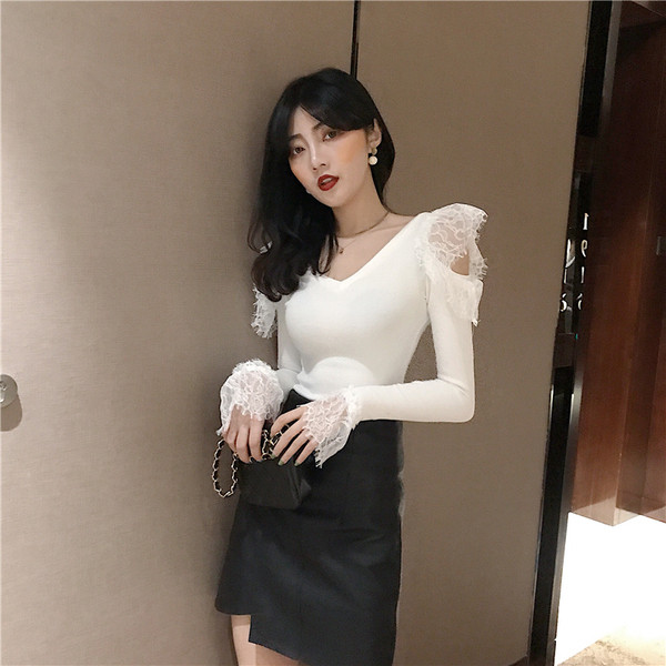 Γυναικεία μπλούζα με μανίκια δαντέλα σε μαύρο και άσπρο χρώμα