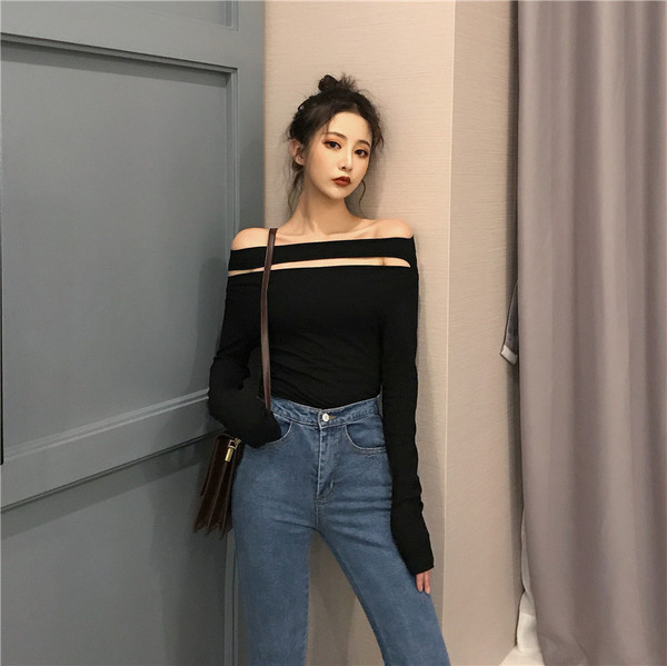 Μοντέρνα γυναικεία μπλούζα με μακρύ μανίκι σε μαύρο χρώμα