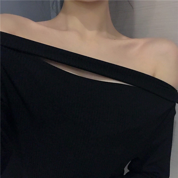 Μοντέρνα γυναικεία μπλούζα με μακρύ μανίκι σε μαύρο χρώμα