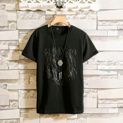 Modern férfi póló 3D alkalmazással fekete-fehérben