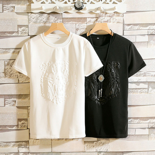 Modern férfi póló 3D alkalmazással fekete-fehérben