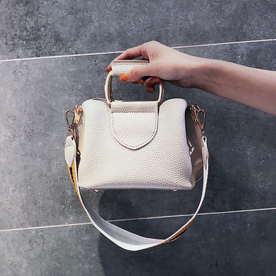Κομψή γυναικεία τσάντα με μεταλλική λαβή σε τέσσερα χρώματα
