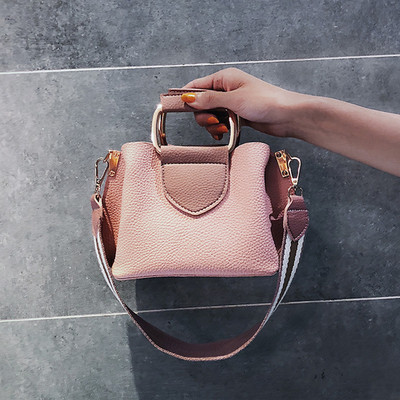 Κομψή γυναικεία τσάντα με μεταλλική λαβή σε τέσσερα χρώματα