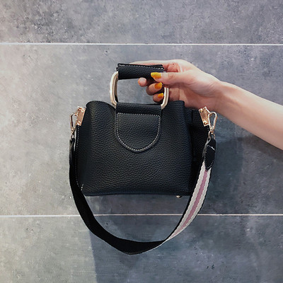 Κομψή γυναικεία τσάντα με μεταλλική λαβή σε τέσσερα χρώματα