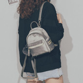 Rucsac mic de dama modern din catifea cu elemente metalice si puf in mai multe culori